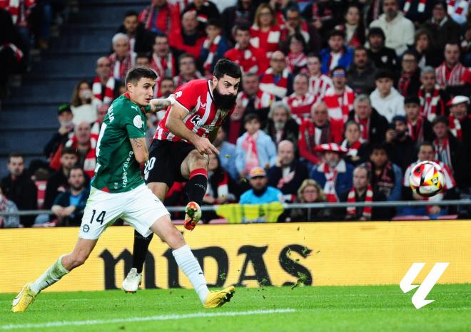 Villalibre celebra su gol en el Athletic - Alavés de Copa (Foto: LALIGA).