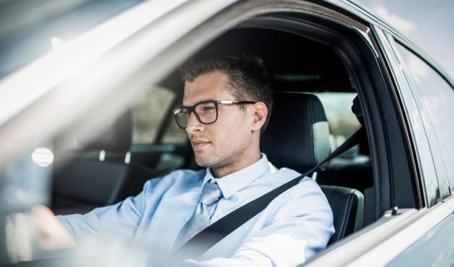 DGT: ¿es obligatorio llevar gafas de repuesto en el coche?
