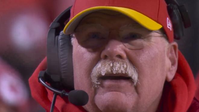 Andy Reid y su bigote congelado durante un partido de la NFL