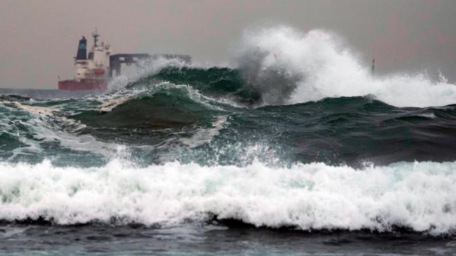 Fuerte oleaje en la costa cantábrica. (EFE)