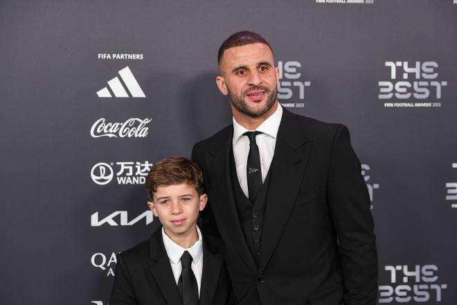 Kyle Walker junto a su hijo mayor en los premios 'The Best' (Cordon Press)