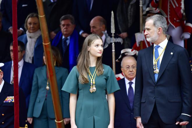 La Princesa Leonor junto a su padre, el Rey Felipe VI en un acto oficial (Cordon Press)
