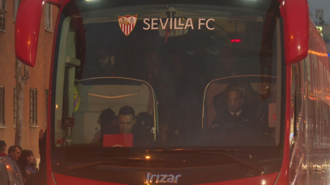 El autobús del Sevilla a su llegada al Coliseum