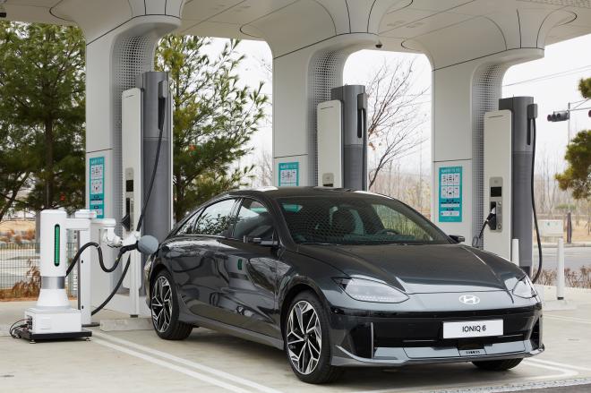 Este robot de Hyundai recarga las baterías de los coches eléctricos