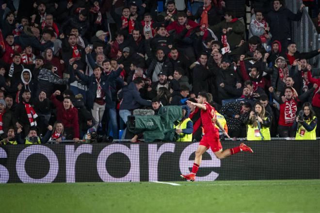 Isaac Romero celebra uno de sus goles ante la afición sevillista (Cordon Press)