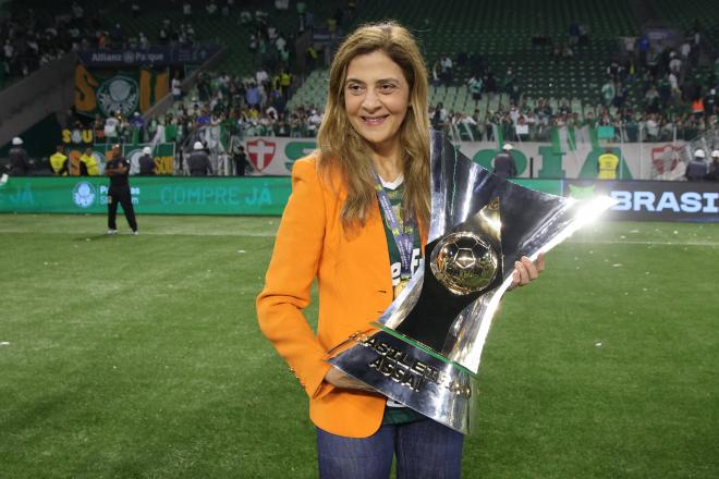 Leila Paredes con uno de los títulos cosechados con Palmeiras.