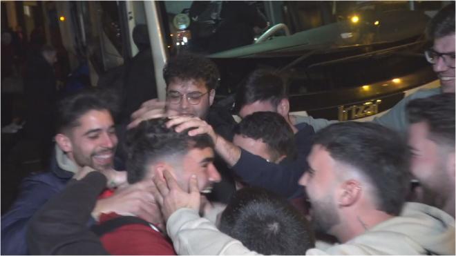 Los abrazos de Isaac Romero y sus amigos en la llegada a Sevilla
