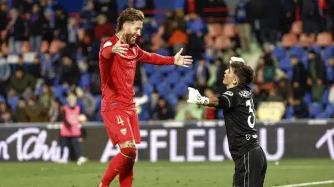Sergio Ramos abraza a Alberto Flores tras el Getafe-Sevilla de Copa.(Foto: EFE).