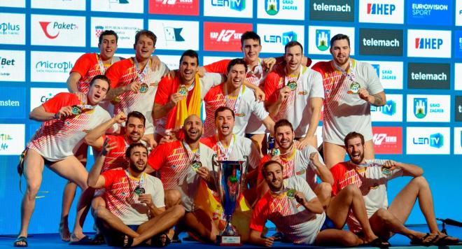 La selección española de Waterpolo, con Miguel de Toro, celebra el oro en el Europeo.