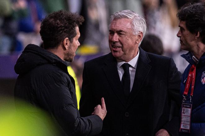 Diego Pablo Simeone y Carlo Ancelotti se saludan en el Metropolitano (Foto: Cordon Press).