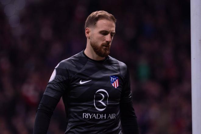 Jan Oblak, cabizbajo tras meterse en propia en el derbi (Foto: Cordon Press).