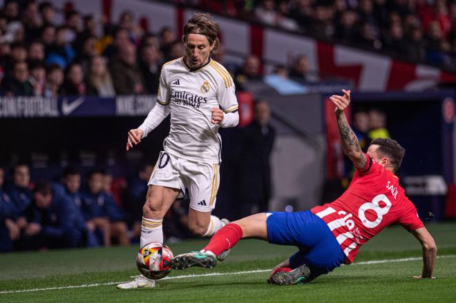 Saúl busca robar el balón a Modric en el derbi Atlético-Real Madrid (Foto: Cordon Press).