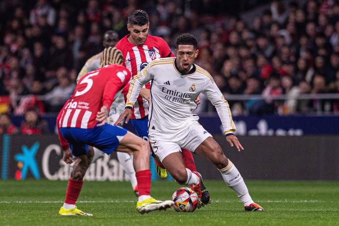 De Paul defiende una jugada de Bellingham en el derbi Atlético-Real Madrid (Foto: Cordon Press).