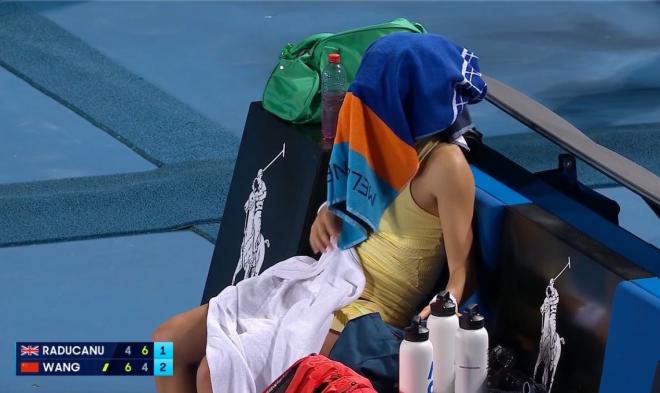 Emma Raducanu, tras no encontrarse bien durante el partido del Open de Australia