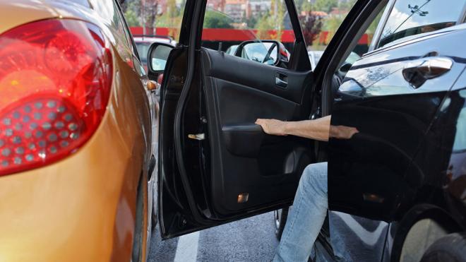 Cómo denunciar a la policía un golpe en un coche aparcado