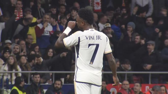 Los gestos de Vinicius al banquillo del Atlético de Madrid.