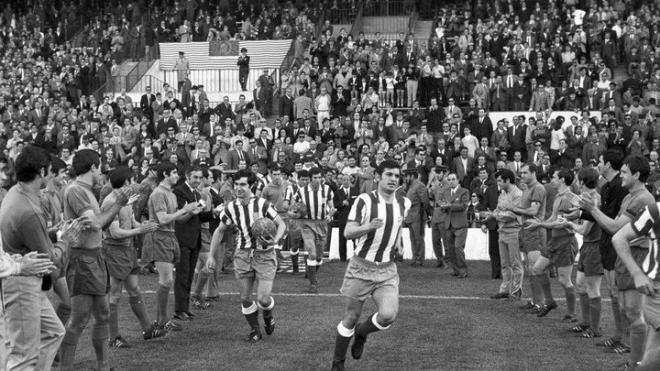 Pasillo del Athletic al Atlético de Madrid en la Copa del Generalísimo de 1970. (Foto: EFE).