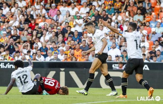 Penalti de Thierry sobre Pablo Ibáñez (FOTO: LALIGA)