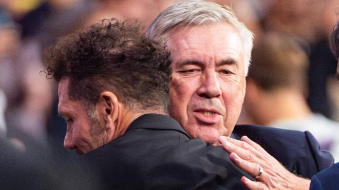 Simeone y Ancelotti se funden en un abrazo.