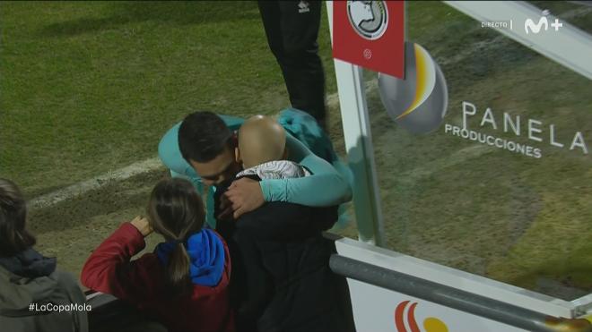 El abrazo de Ferran Torres a una niña con cáncer en el Unionistas-Barcelona.