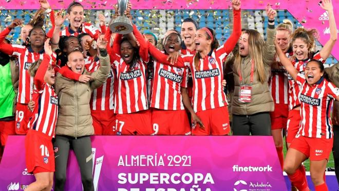 Virginia Torrecilla levanta el título de Supercopa con el Atlético de Madrid. (Foto: EFE).