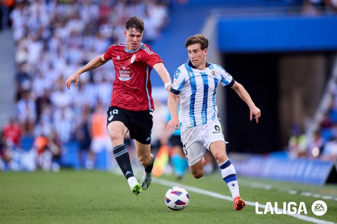 Jörgen Strand-Larsen pugna con Aihen Muñoz en el Real Sociedad - Celta (Foto: LALIGA).