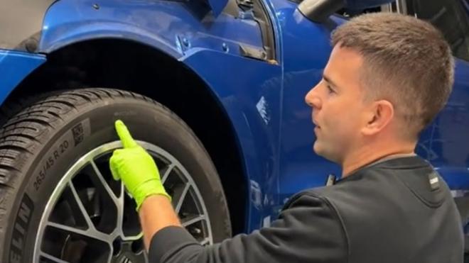Ángel Gaitán, enseñando uno de los neumáticos de un Porsche (Foto: @angel_gaitan_oficial).