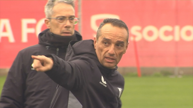 José Luis Oltra hace indicaciones durante un entrenamiento