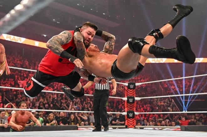 Randy Orton realizando su famoso RKO durante su aparición en la WWE.