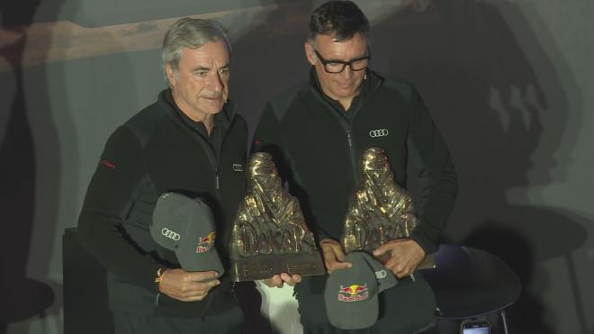 Carlos Sainz y Lucas Cruz, con el trofeo del Rally Dakar 2024