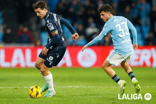 Hugo Álvarez persigue a Oyarzabal en el Celta - Real Sociedad (Foto: LALIGA).