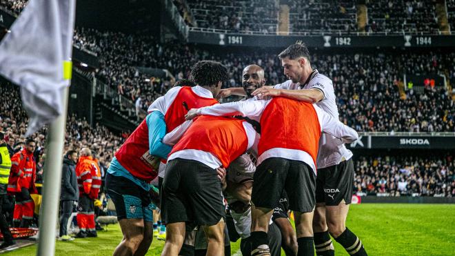 La piña del Valencia CF tras el gol de Hugo Duro.