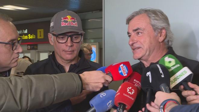 Carlos Sainz junto a Lucas Cruz en su llegada a Madrid
