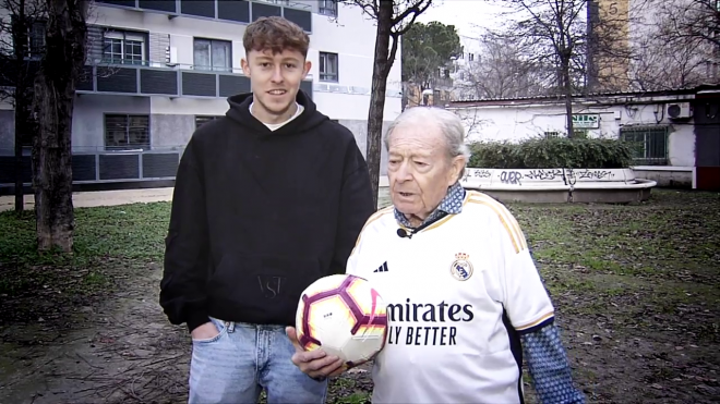 Emilio junto a su nieto Juanki en una entrevista en ElDesmarque