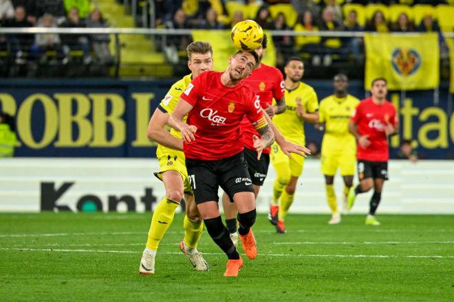 Raíllo pelea con Sorloth en el Villarreal-Mallorca de la 23/24.