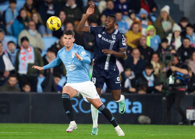 Sadiq Umar presiona a un rival en el Celta - Real Sociedad (Foto: CordonPress).