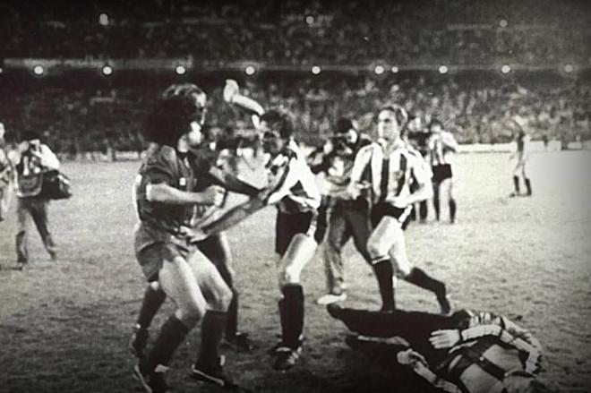 Sola, caído tras ser golpeado por Maradona en la final de Copa disputada en el Bernabéu entre Athletic