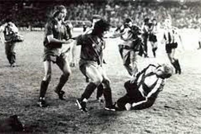 Maradona agrede a Miguel Sola en la final de Copa de 1984, disputada en el Santiago Bernabéu entre Athletic Club y FC Barcelona.