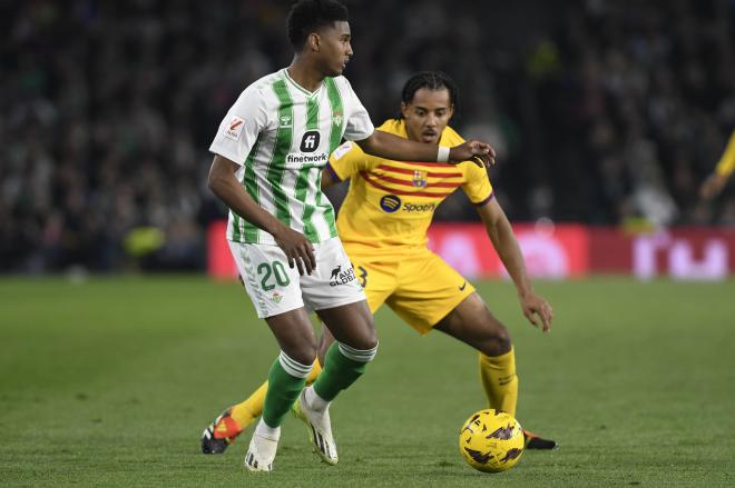 Abner Vinicius con la pelota ante Jules Koundé (Foto: Kiko Hurtado).