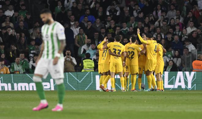 Celebración de un Barça muy recuperado en su ADN, frente al Real Betis en el Benito Villamarín (Foto: Kiko Hurtado).