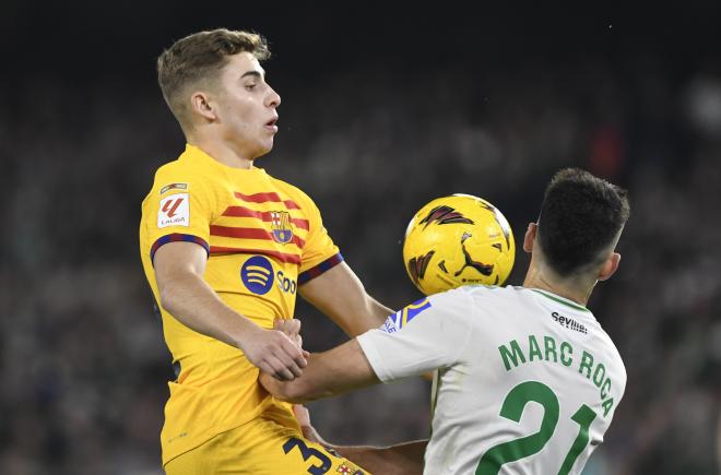 Fermín López pelea un balón con Marc Roca en el Betis-Barcelona (Foto: Kiko Hurtado).