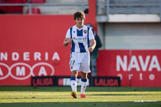 Carlos Álvarez celebra su gol contra el Mirandés. (Foto: LALIGA)
