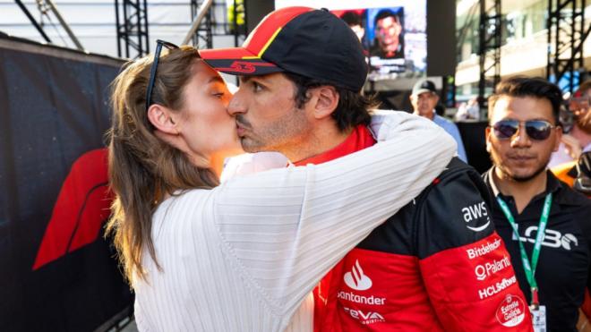 Carlos Sainz besa a Rebecca Donaldson en el Gran Premio de México (@FerraristaHu)