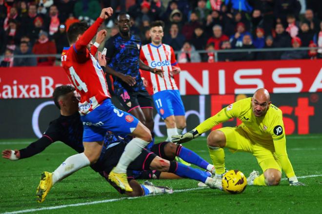 Dmitrovic y Nianzou, ante el Girona (Foto: Cordon Press).