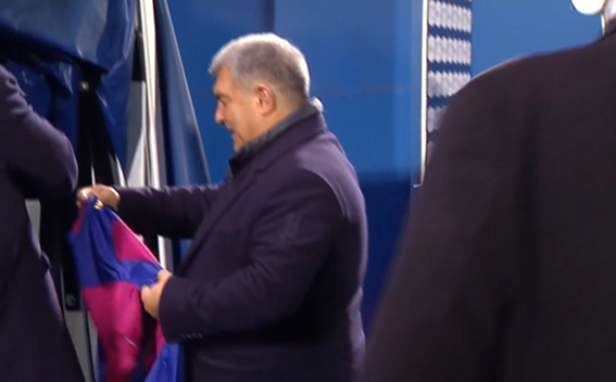 Laporta recoge una camiseta del Barça tras la final de la Supercopa