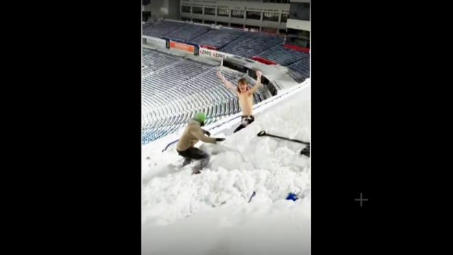 Los fans de las Buffalo Bills divirtiéndose con la nieve