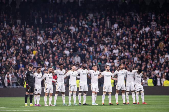 Minuto de silencio en el Real Madrid-Almería (Foto: Cordon Press).