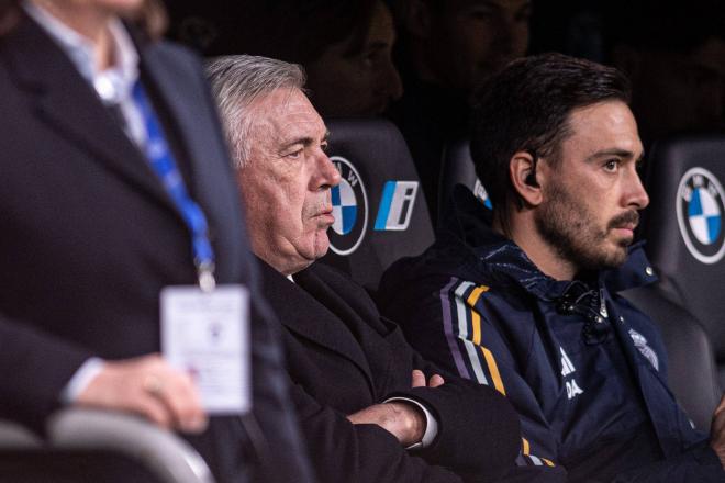 Carlo Ancelotti, junto a Davide en el Real Madrid-Almería (Foto: Cordon Press).