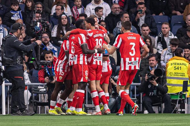 Celebración de un gol visitante en el Real Madrid-Almería (Foto: Cordon Press).