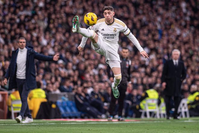 Fede Valverde controla un balón en el Real Madrid-Almería (Foto: Cordon Press).